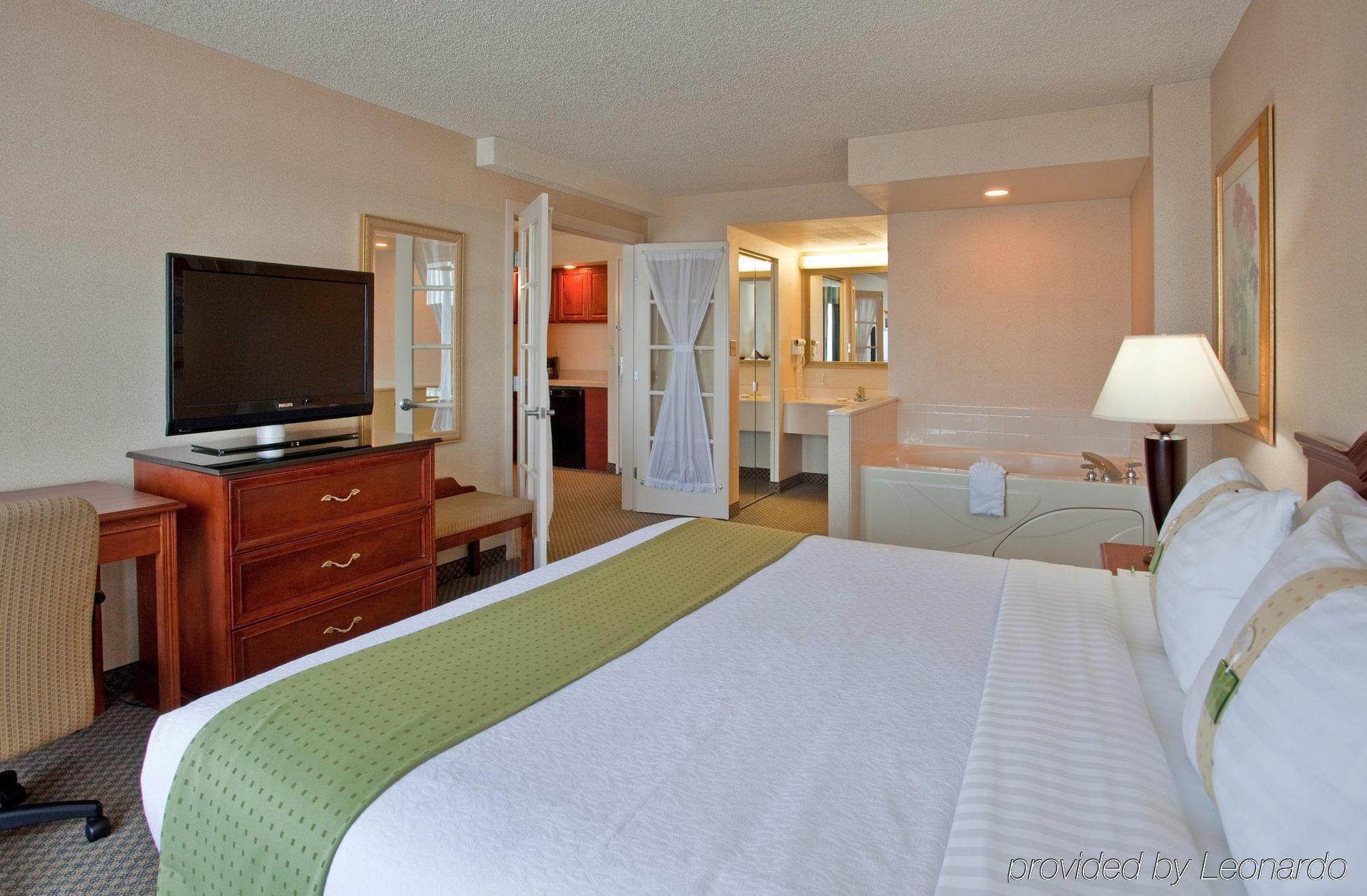 Holiday Inn Wichita East I-35 By Ihg Room photo